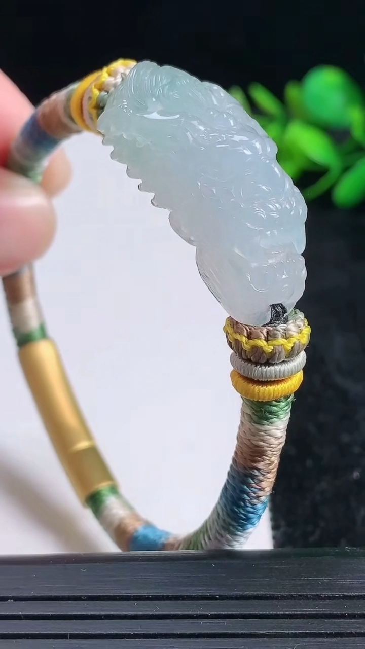 天然A货翡翠龙头手牌尺寸34.5-15.6-12.5重量:20.32g
3月23日