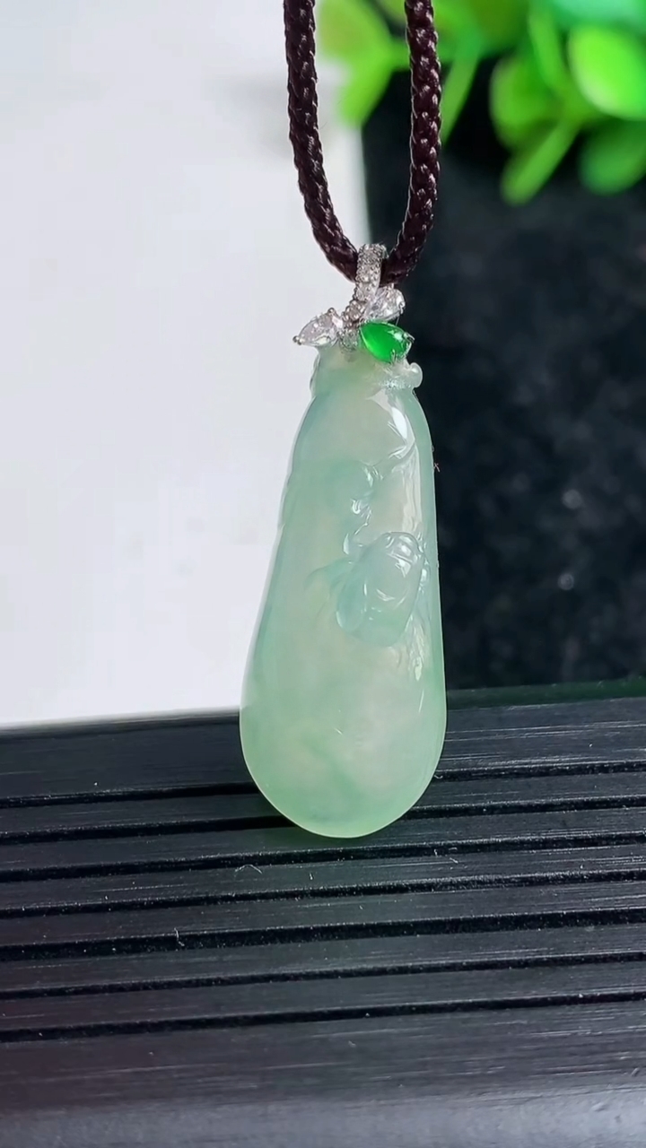 天然A货翡翠福瓜吊坠尺寸27.7-11.9-7.9重量:4.24g
3月23日