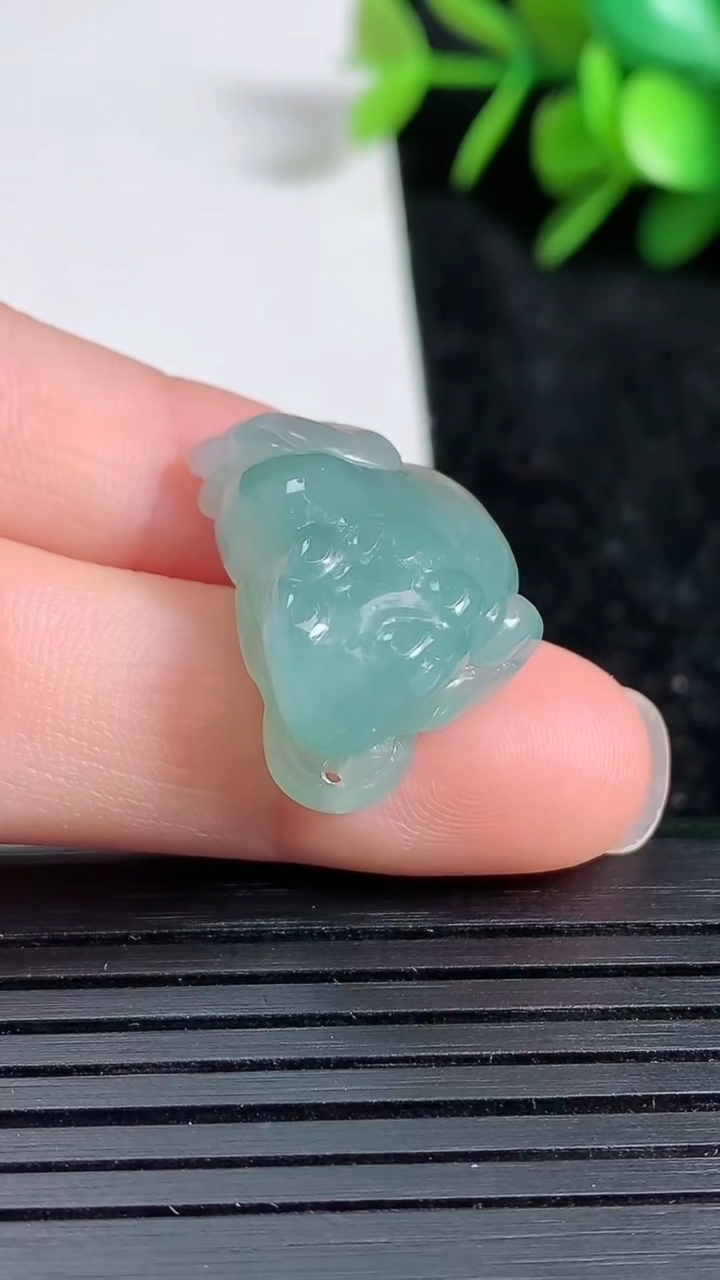 天然A货翡翠金蟾吊坠尺寸22.5-14.3-9.6重量:5.59g
3月23日