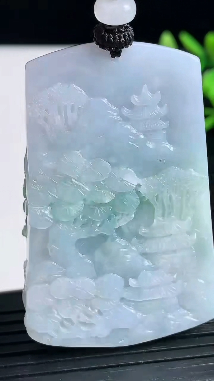 天然A货翡翠山水牌吊坠尺寸53.9-36-14重量:61.33g
3月23日