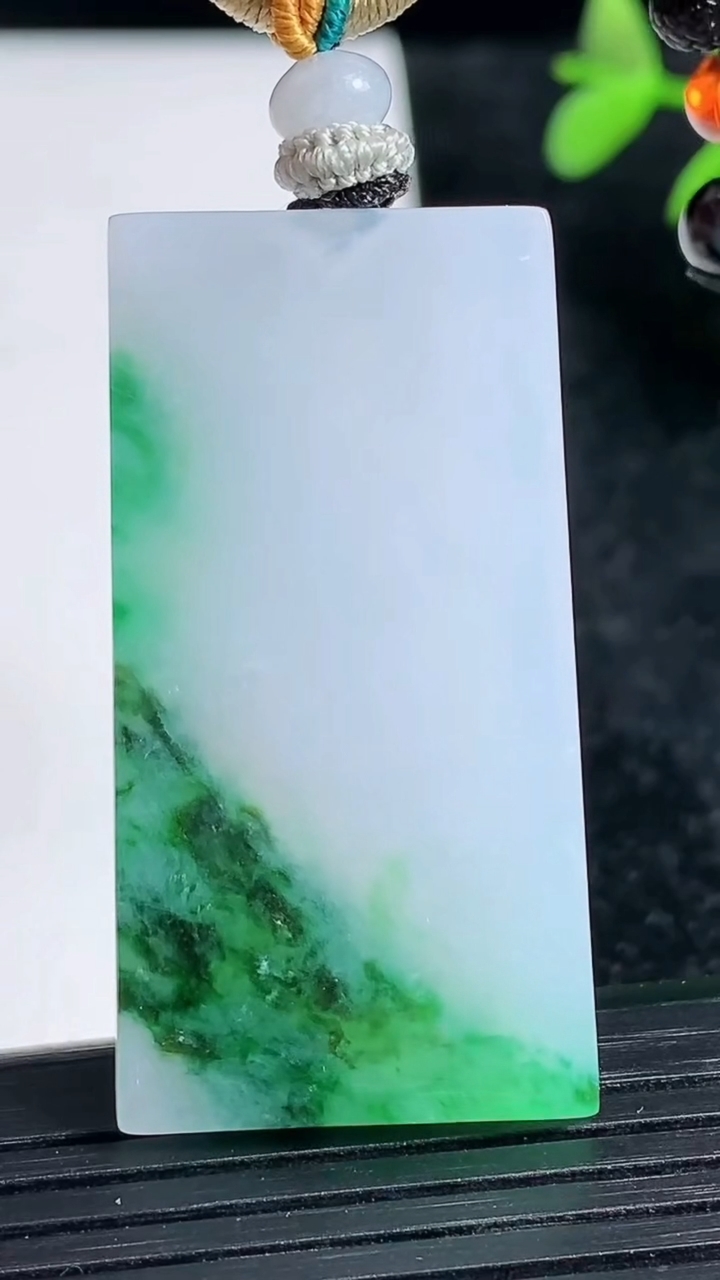 天然A货翡翠无事牌吊坠尺寸42.8-22.-3.6重量:14.75g
3月23日