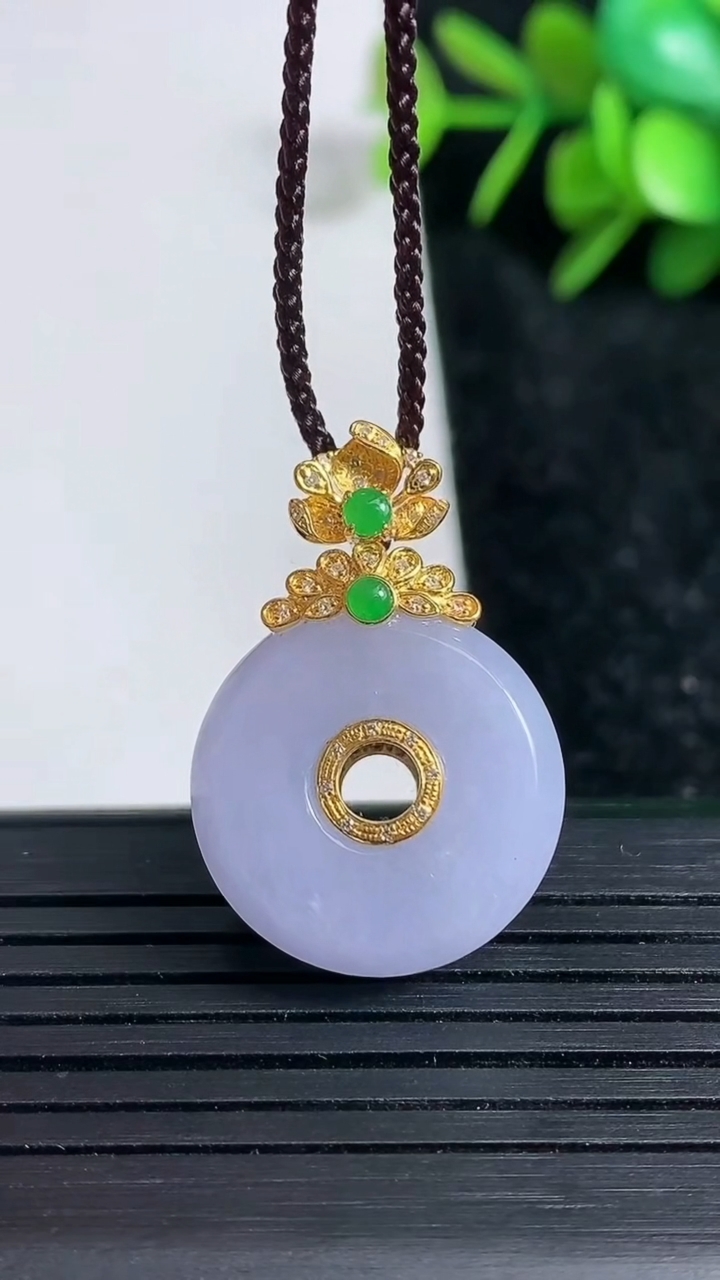 天然A货翡翠18K金紫罗兰路路通吊坠尺寸19.4-7.5重量:7.52g
3月23日