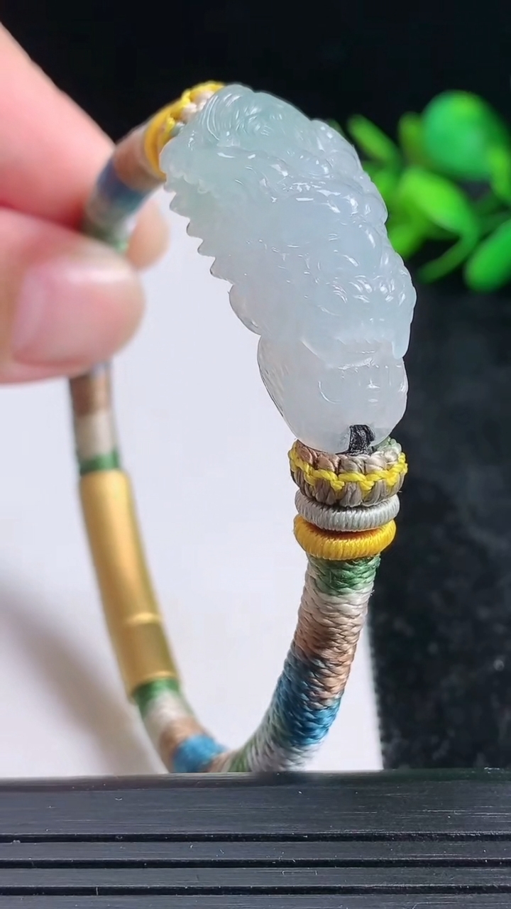 天然A货翡翠龙头手牌尺寸34.5-15.6-12.5重量:20.32g
3月23日