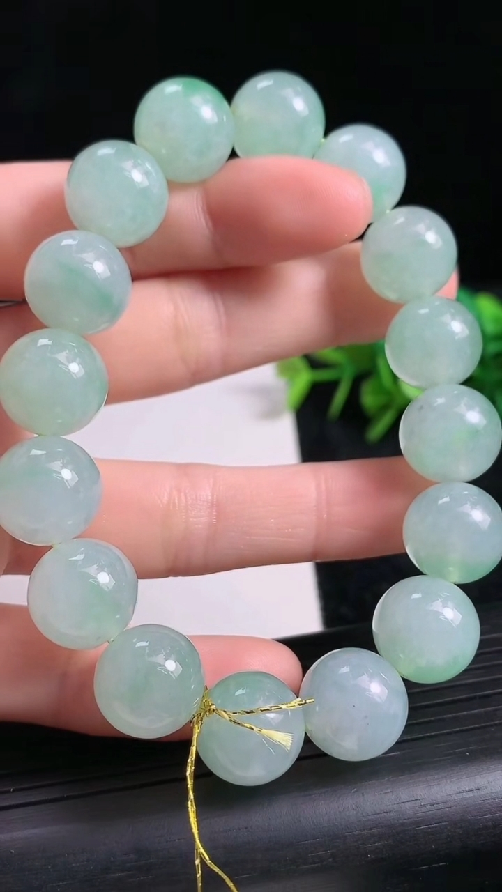 天然A货翡翠圆珠手串尺寸12.5-16颗重量:58.94g3月23日
工厂直销收藏佳品,种好水足，色泽均匀，有种有色，上手高大气！