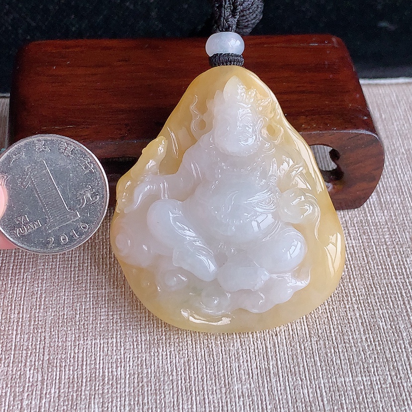 天然A货翡翠黄翡黄财神吊坠 
尺寸54.4-48.8-15.8mm 重量60.05g 0322