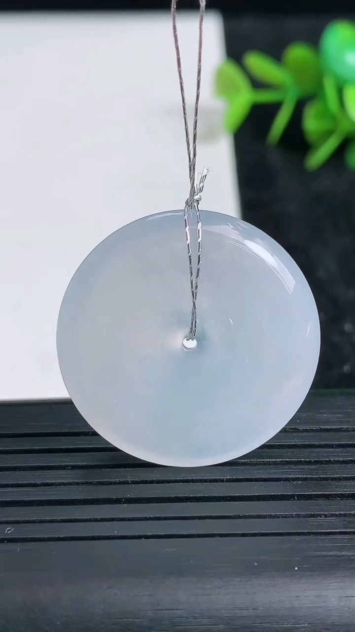 天然A货翡翠种白冰平安扣吊坠尺寸28.5-5.7重量:9.91g
3月23日