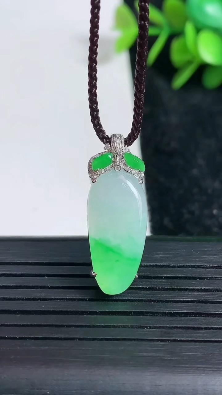 天然A货翡翠福瓜吊坠尺寸2701-10-5.9重量:2.87g
3月23日