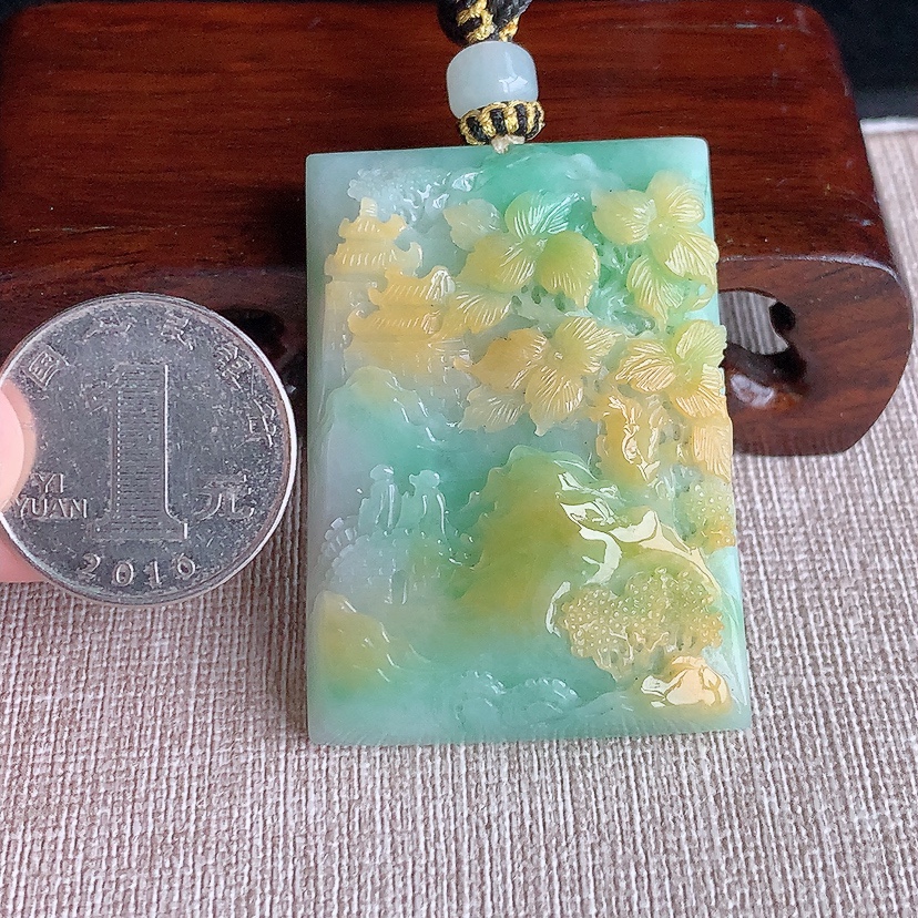 天然A货翡翠黄加绿双彩意境山水牌吊坠  
尺寸48.8-35.3-10.8mm 重量51.75g 0322