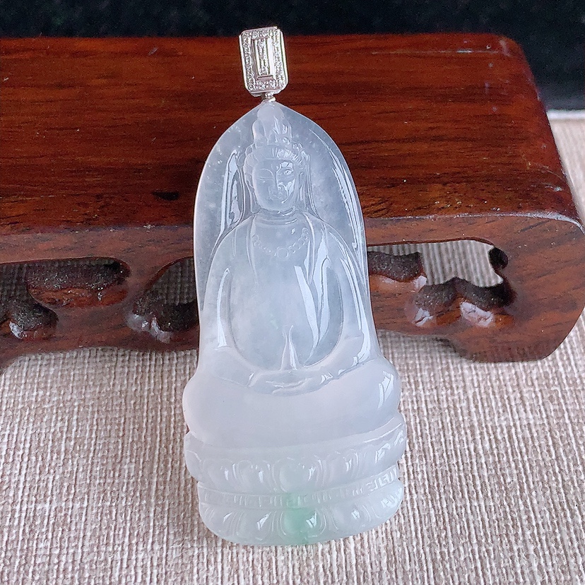 天然A货翡翠18K金伴钻镶嵌飘花一刀切观音吊坠 
尺寸57-48.8-24.5-5.3mm 重量12.72g 0322