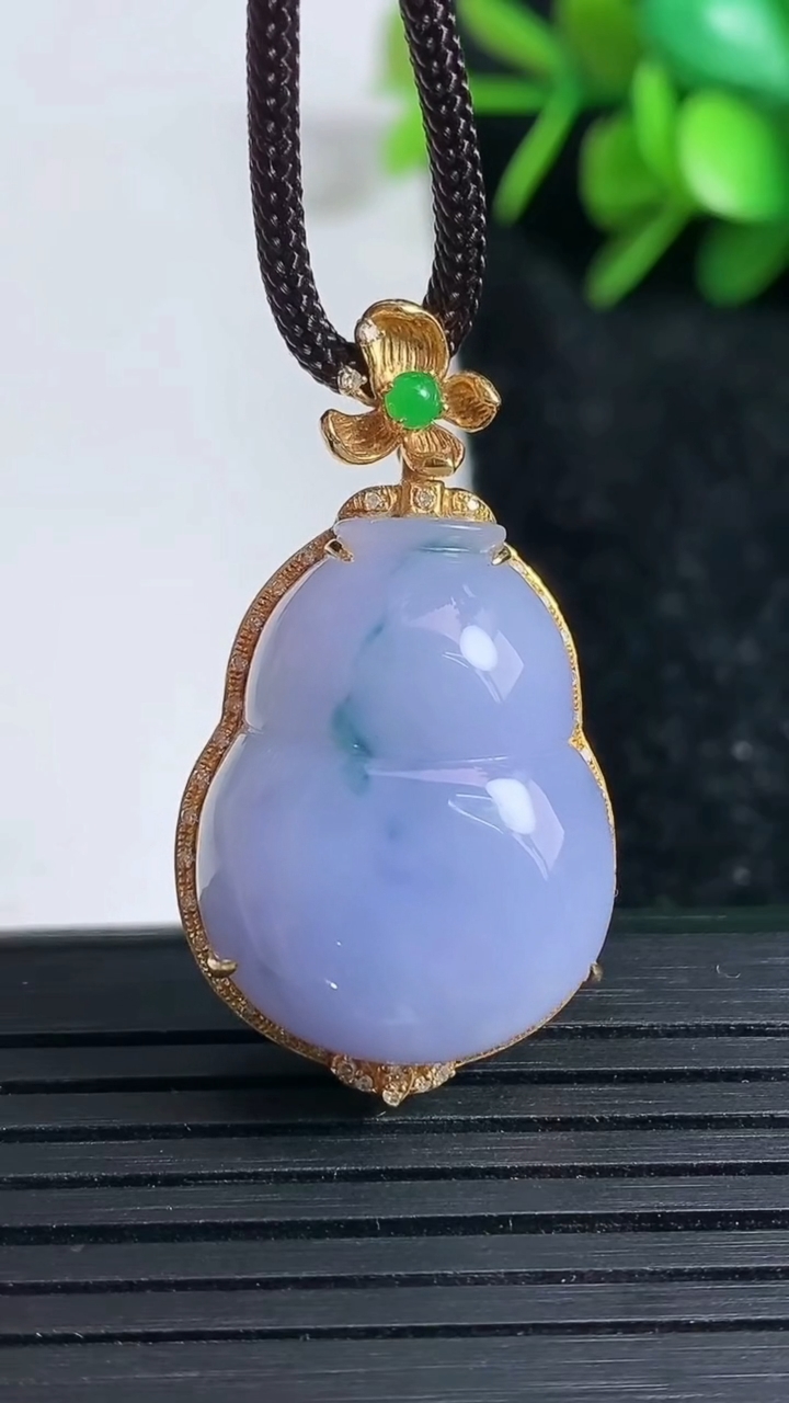 天然A货翡翠18K金紫罗兰飘花葫芦吊坠尺寸35.3-20-10.6裸石23.9-18.2重量:8.84g
3月23日