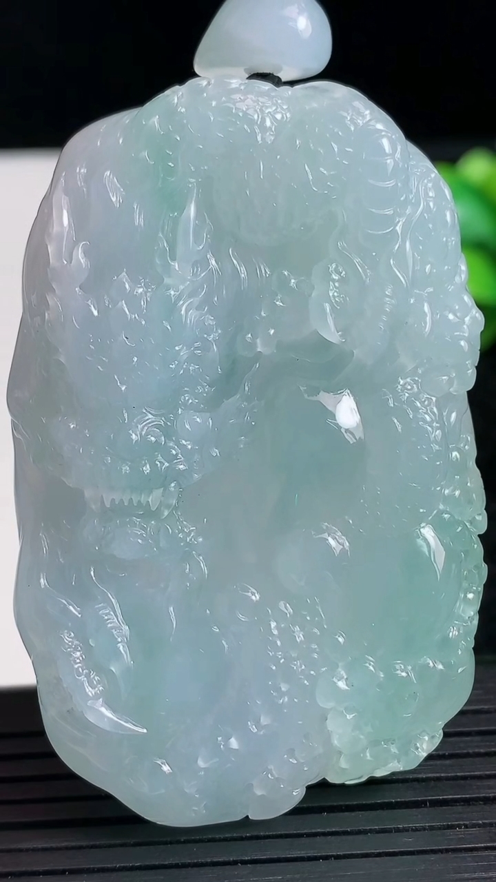 天然A货翡翠龙牌吊坠尺寸62-39.6-11.5重量:65.42g
3月23日