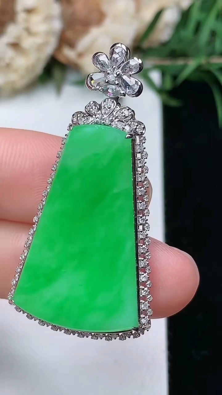 天然A货翡翠无事牌吊坠，尺寸40.3-20.6-7，裸石27-16.5，重量:4.61g
3月23日