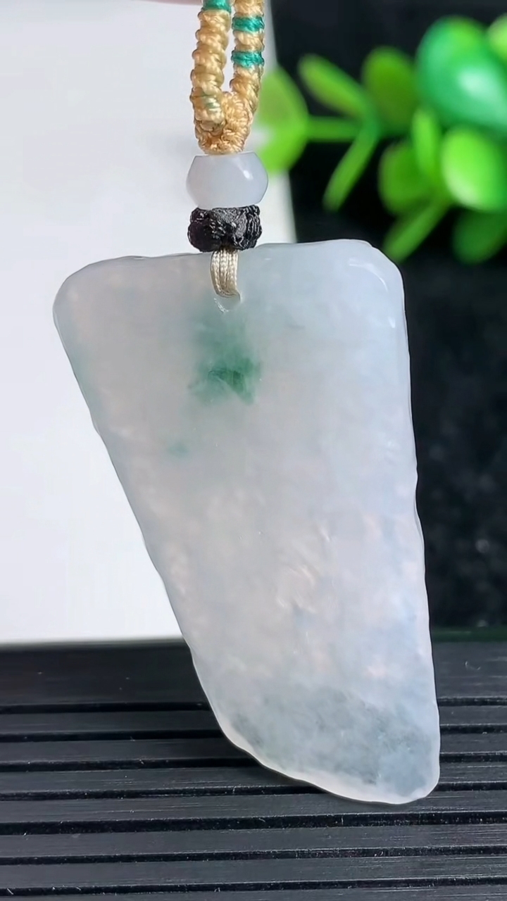 天然A货翡翠飘花原石吊坠尺寸43.4-23.3-5.2重量:11.07g
3月23日