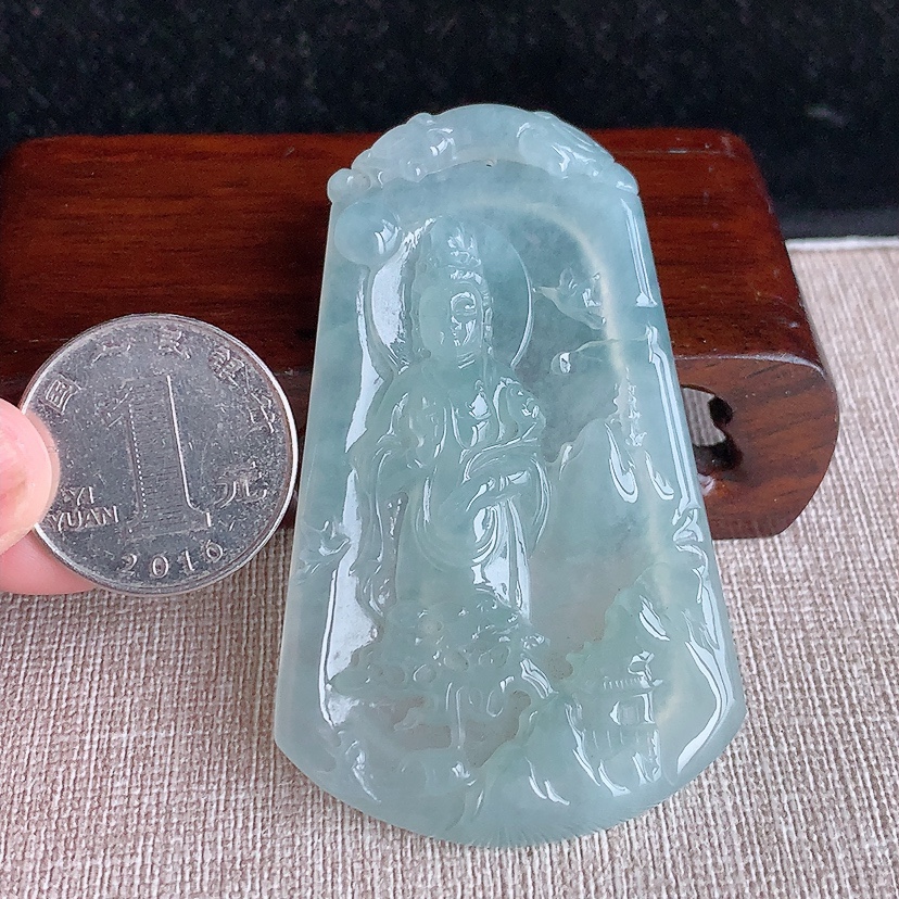 天然A货翡翠晴水山水观音吊坠 
尺寸67.2-41-6.3mm 重量30.66g 0322