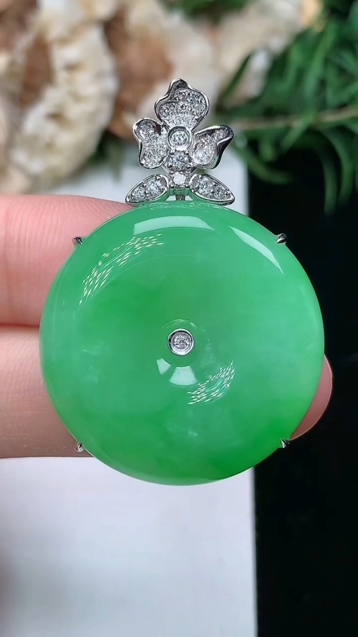 天然A货翡翠平安扣吊坠，尺寸25.8-7.7，重量:10.49g
3月23日