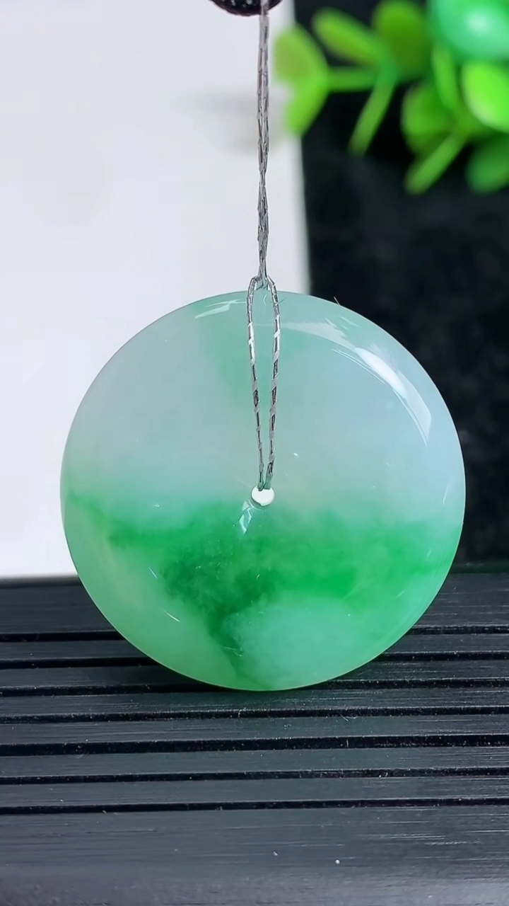 天然A货翡翠平安扣吊坠尺寸28.7-6.2重量:10.69g
3月23日