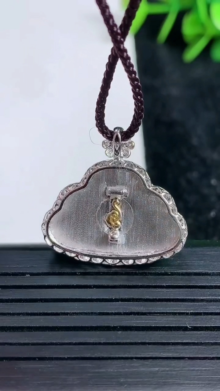 天然A货翡翠佛公吊坠尺寸23.5-24.3-6.3裸石14.8-22.5重量:3.69g
3月23日