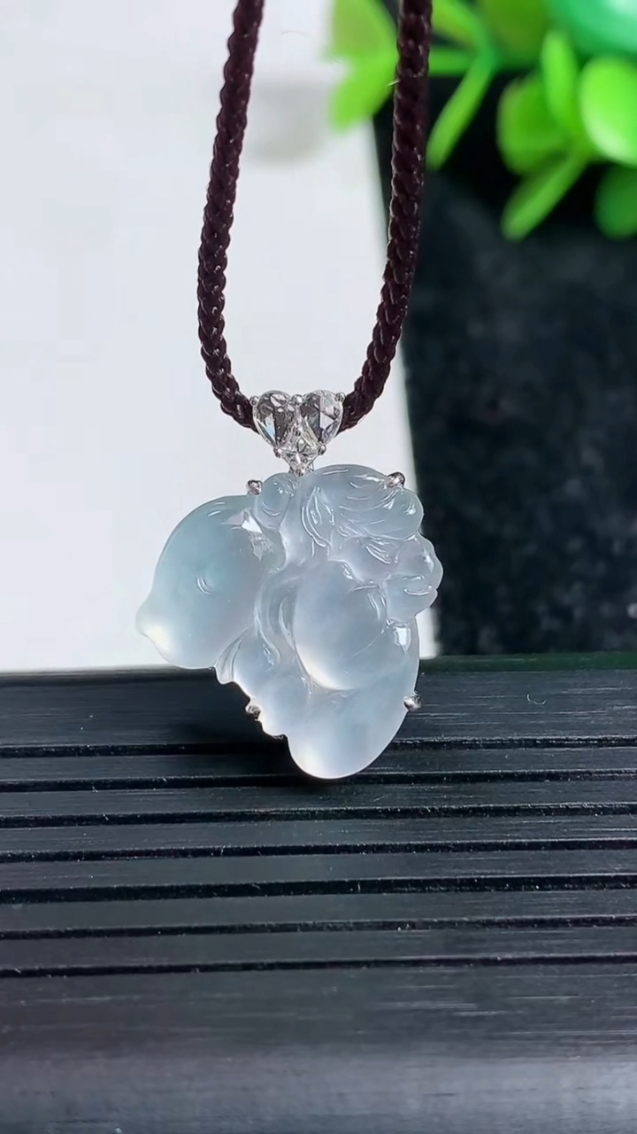 天然A货翡翠种白冰天使吊坠尺寸22.4-17.8-5.1重量:2.69g
3月23日