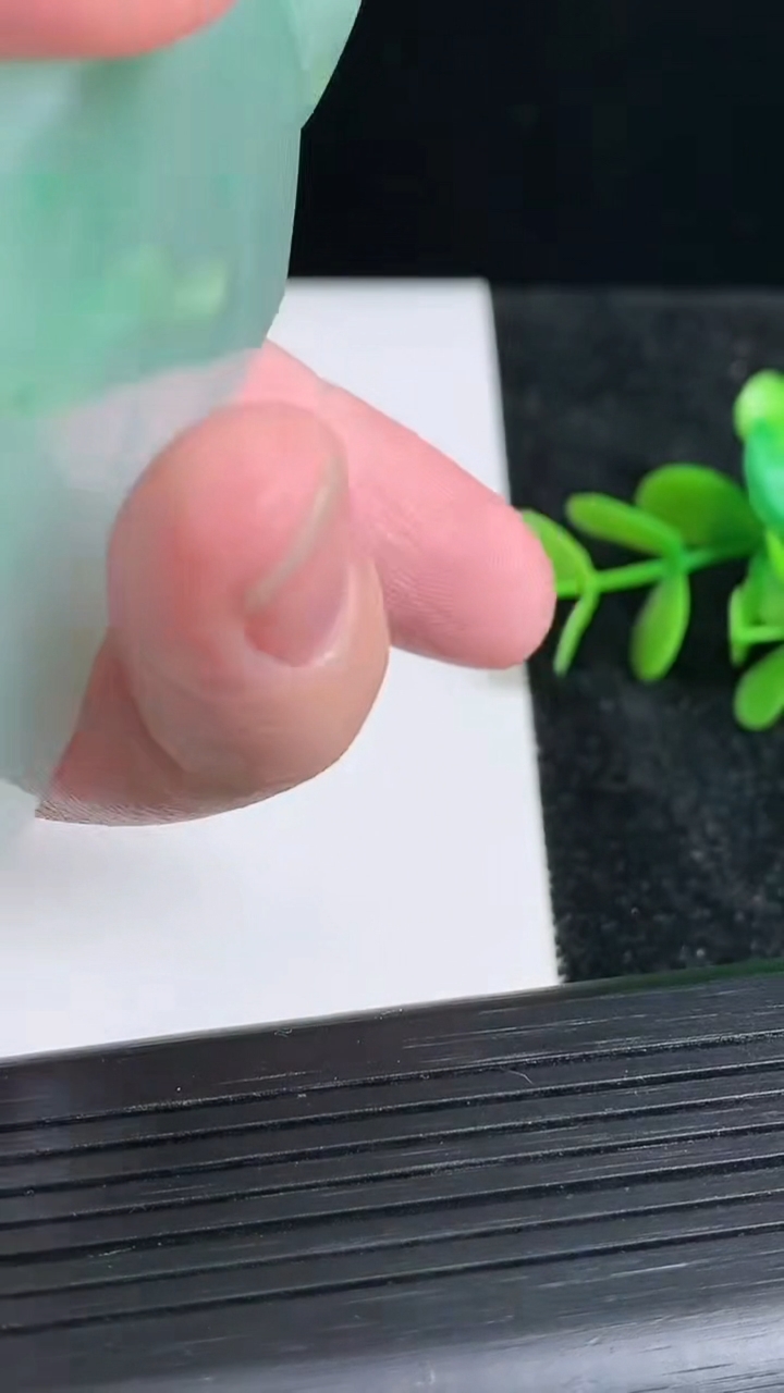 天然A货翡翠无事牌吊坠尺寸63.4-42.1-5.4重量:46.19g
3月23日