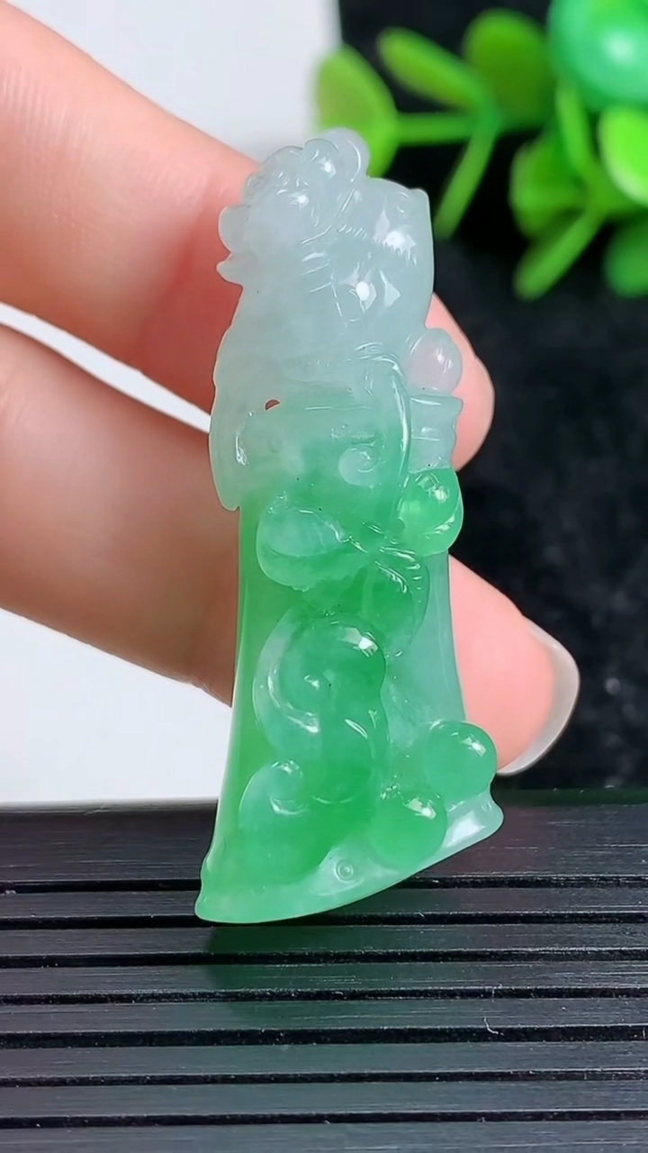 天然A货翡翠节节高升 竹节吊坠尺寸42.5-17.5-11.2重量:12.21g
3月23日