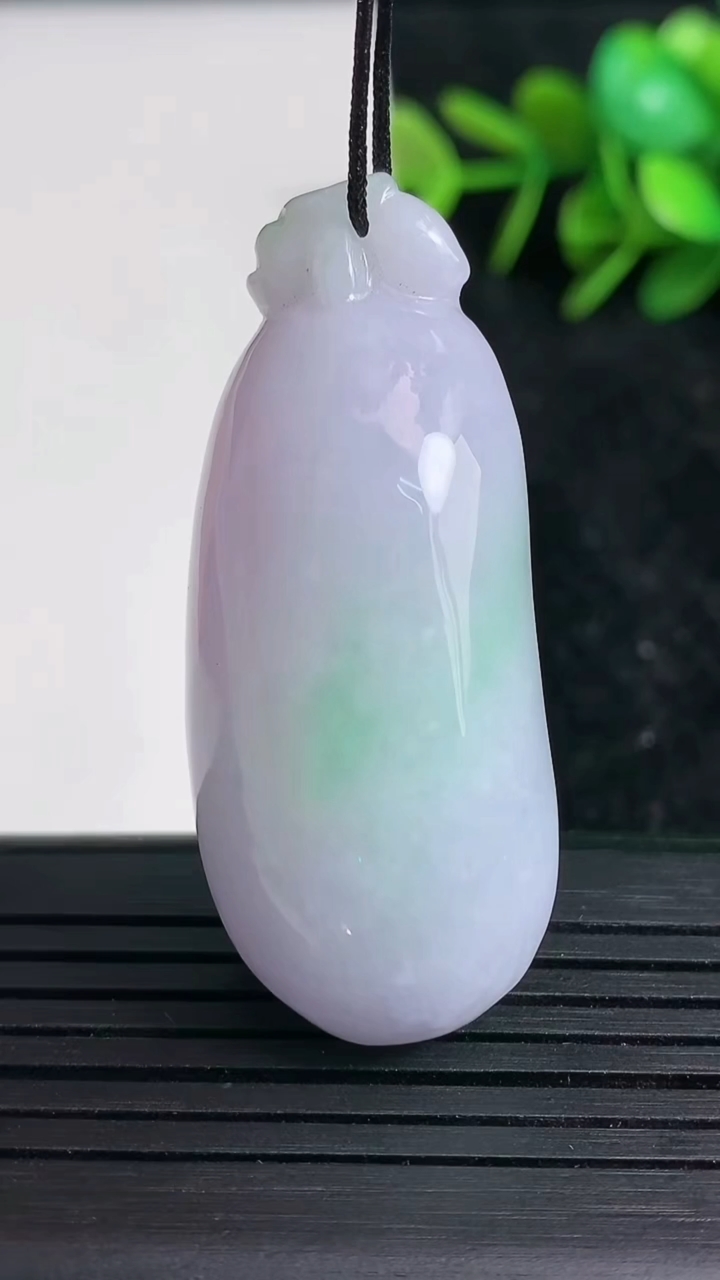 天然A货翡翠春带彩紫罗兰福瓜吊坠尺寸46.9-30.2-10.2重量:27.13g
3月23日