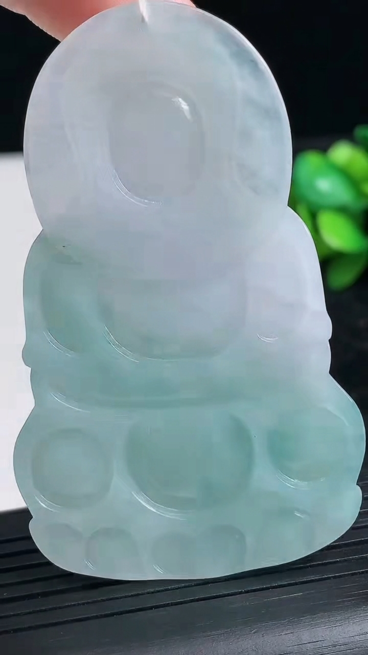 天然A货翡翠观音菩萨吊坠尺寸66.8-41.3-5.4重量:29.49g
3月23日