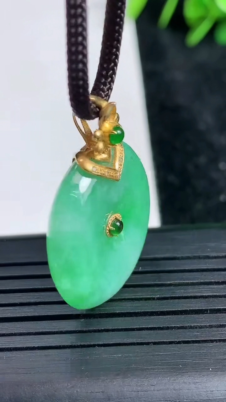 天然A货翡翠平安扣吊坠尺寸24.1-5.8重量:7.95g
3月23日