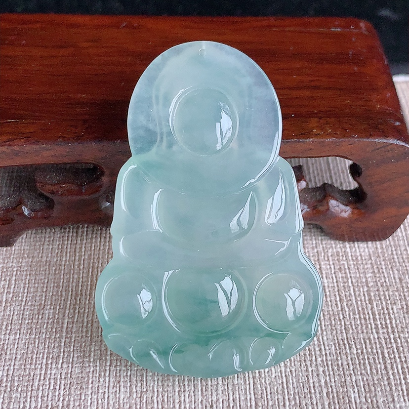 天然A货翡翠飘花正装观音吊坠 
尺寸53.5-36-6.6mm 重量21.50g 0322