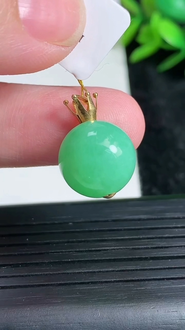 天然A货翡翠圆珠吊坠尺寸13.3重量:4.54g
3月23日