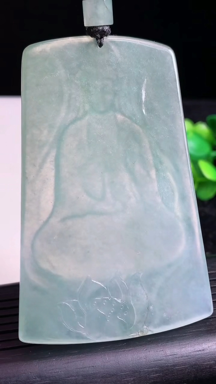 天然A货翡翠观音菩萨吊坠尺寸73.1-47.8-6.1重量:52.19g
3月23日