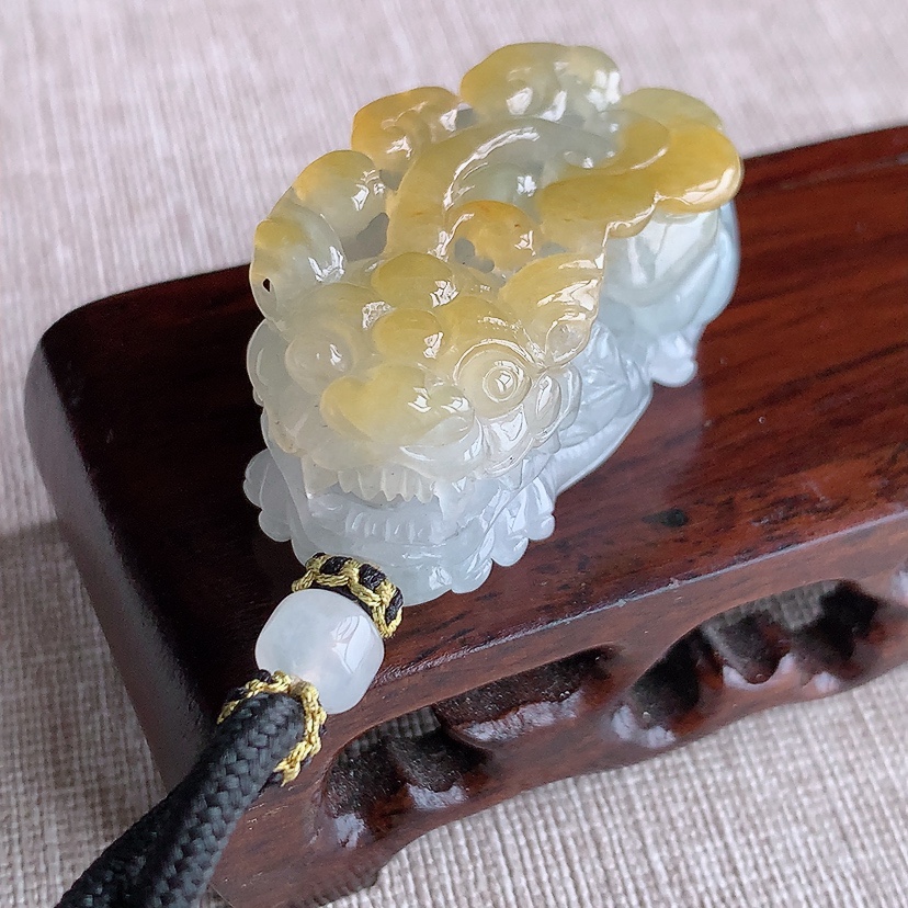 天然A货翡翠飘黄翡招财貔貅吊坠 
尺寸43.6-25-18mm 重量45.00g 0322