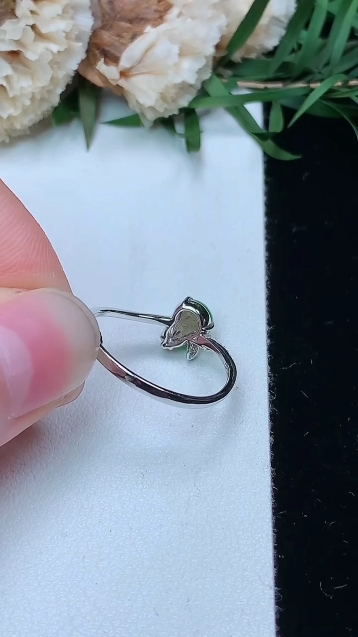 天然A货翡翠葫芦戒指，尺寸17-7.2-5，重量:1.50g2026年3月23日
工厂直销收藏佳品,种好水足，色泽均匀，有种有色，上手高大气！