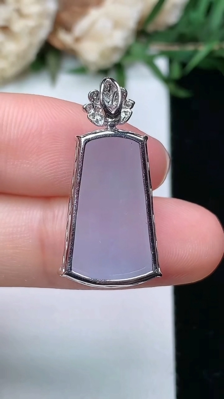 天然A货翡翠紫罗兰无事牌吊坠，尺寸19.5-11.6-6.7，重量:3.46g
3月23日