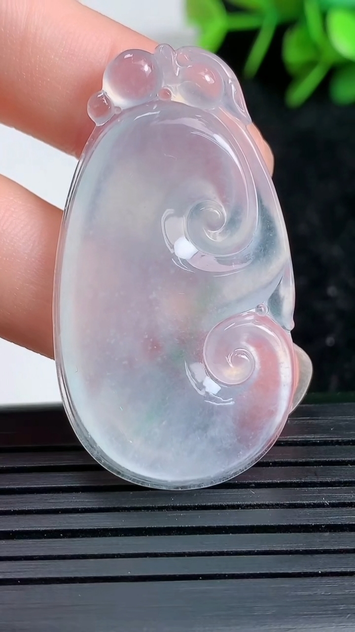 天然A货翡翠如意吊坠尺寸43.6-23.7-5.5重量:10.12g
3月23日