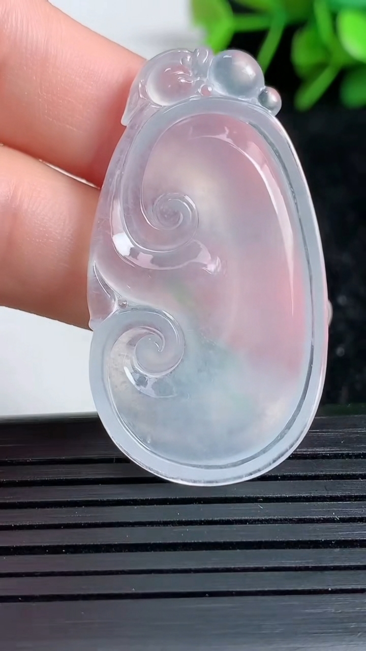 天然A货翡翠如意吊坠尺寸43.6-23.7-5.5重量:10.12g
3月23日