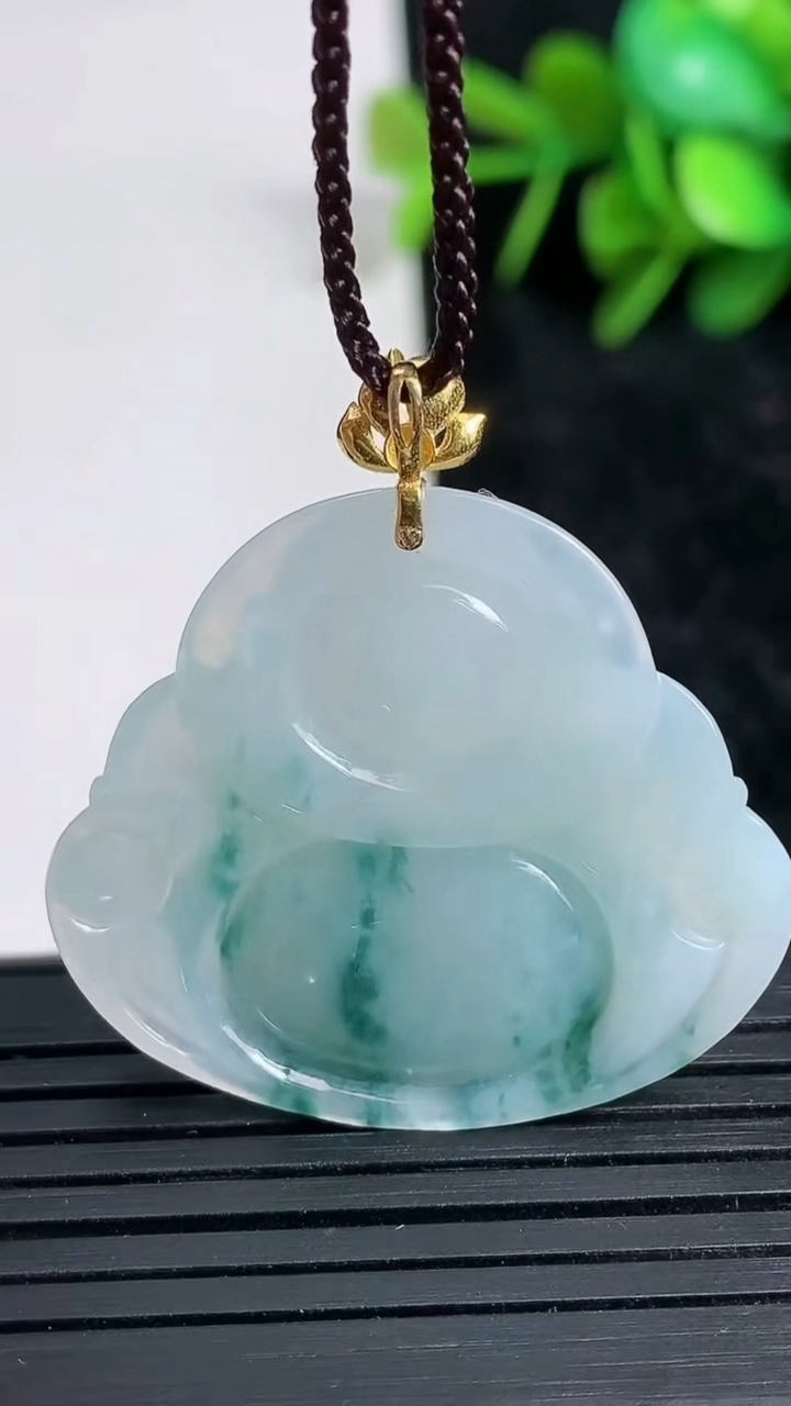 天然A货翡翠18K金飘花佛公吊坠尺寸31.4-34.3-6.2重量:9.93g
3月23日