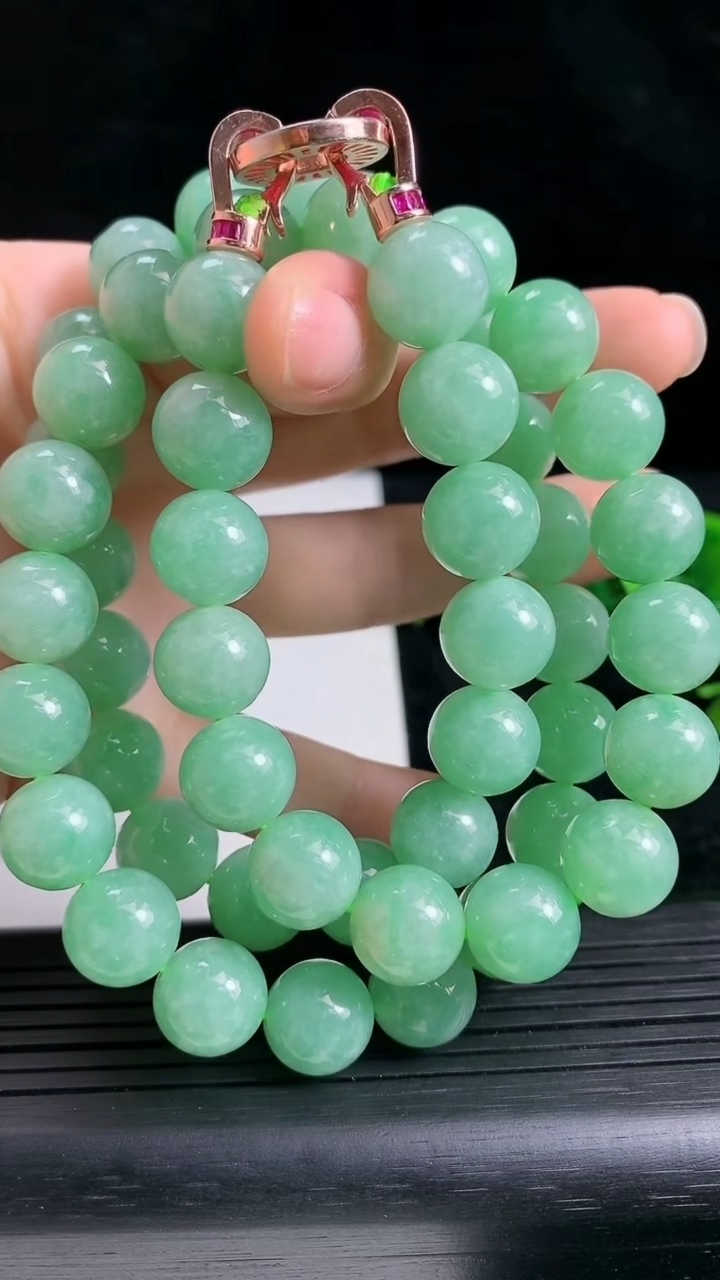 天然A货翡翠圆珠项链尺寸11.3-52颗重量:138.11g
3月23日