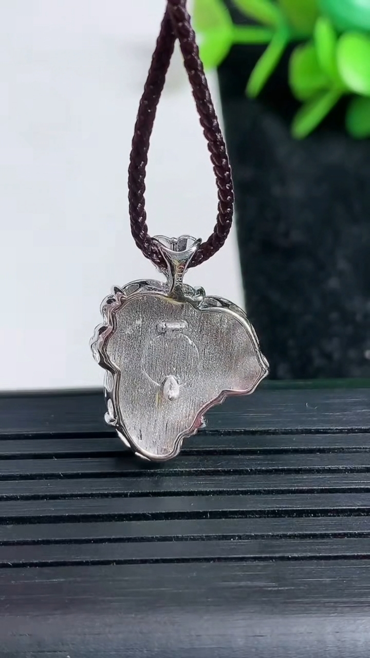 天然A货翡翠种白冰天使吊坠尺寸22.4-17.8-5.1重量:2.69g
3月23日