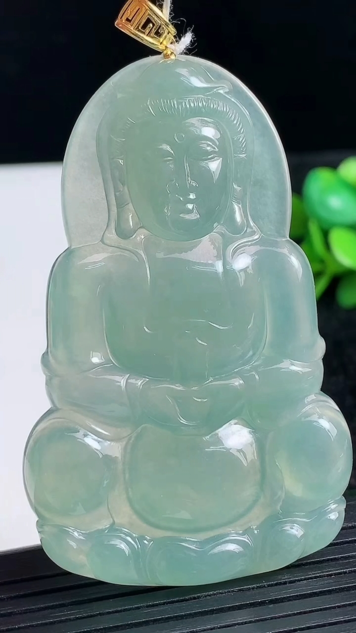 天然A货翡翠观音菩萨吊坠尺寸65-41.1-5.7重量:28.54g
3月23日