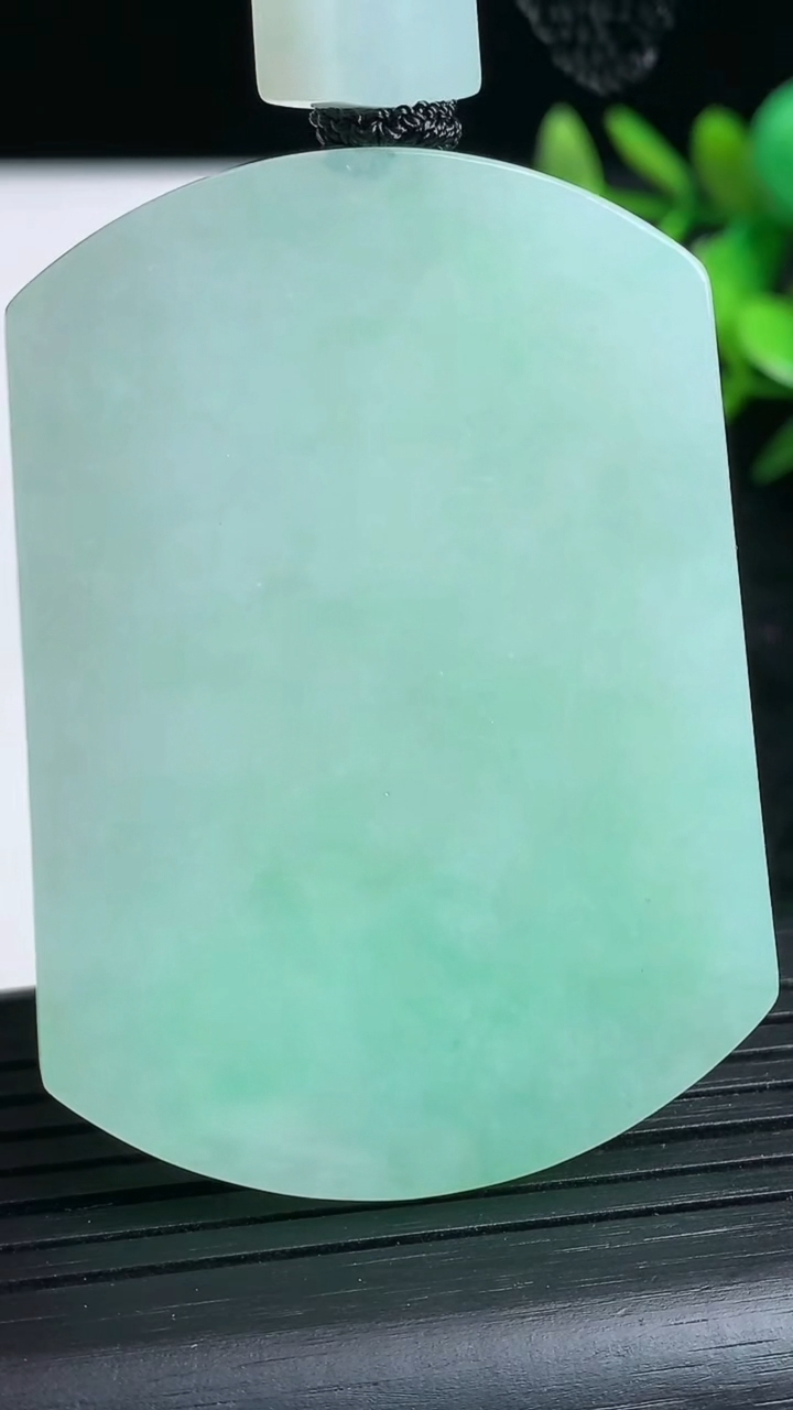 天然A货翡翠无事牌吊坠尺寸54.4-39.4-5.7重量:40.99g
3月23日