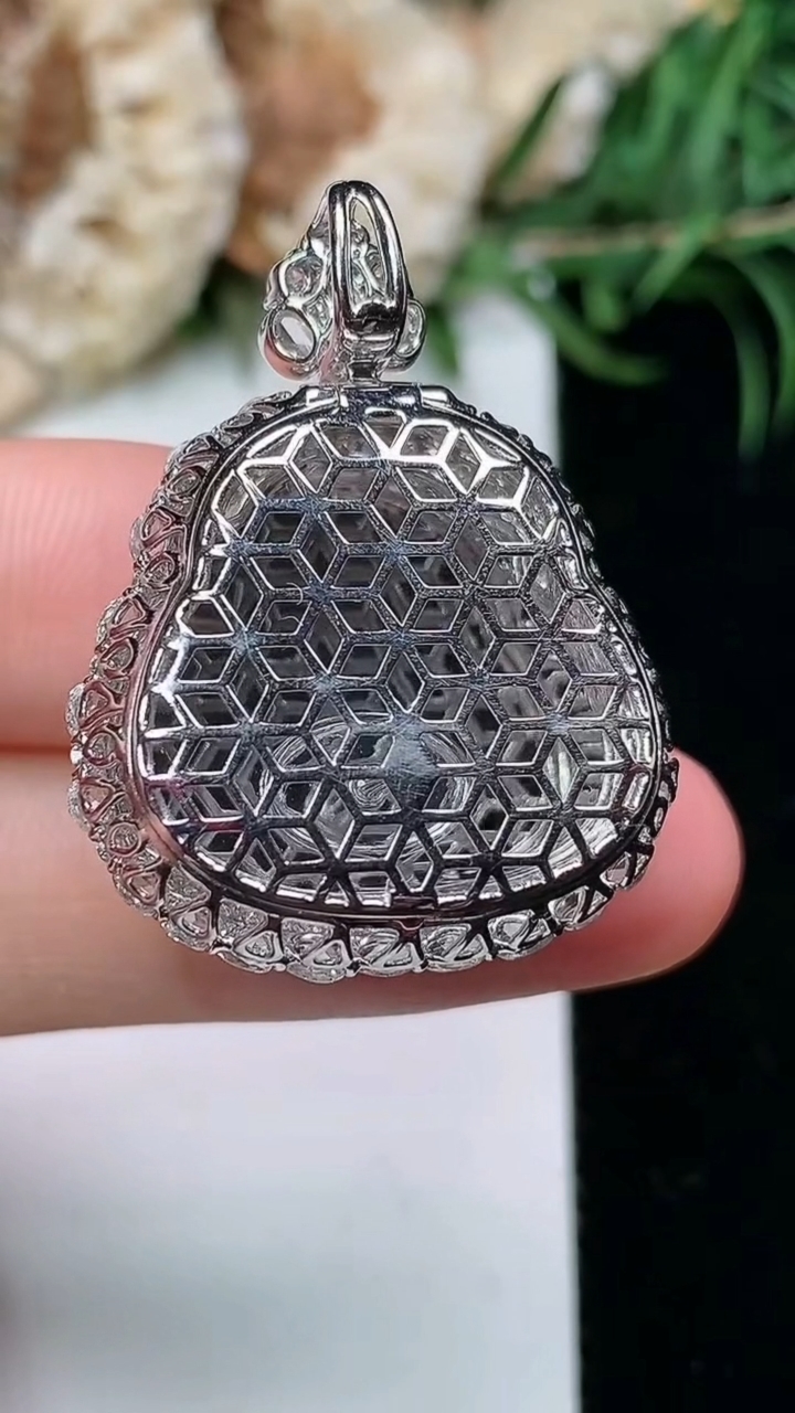 天然A货翡翠紫罗兰财神爷吊坠，尺寸31.3-24.3-13.5，裸石18.5-21，重量:8.79g
3月23日