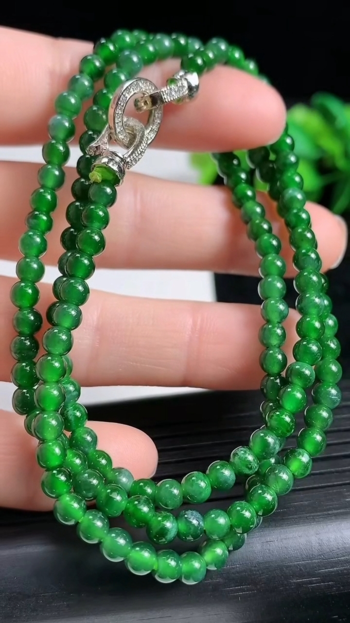 天然A货翡翠小米珠项链尺寸3.9重量:15.38g
3月23日