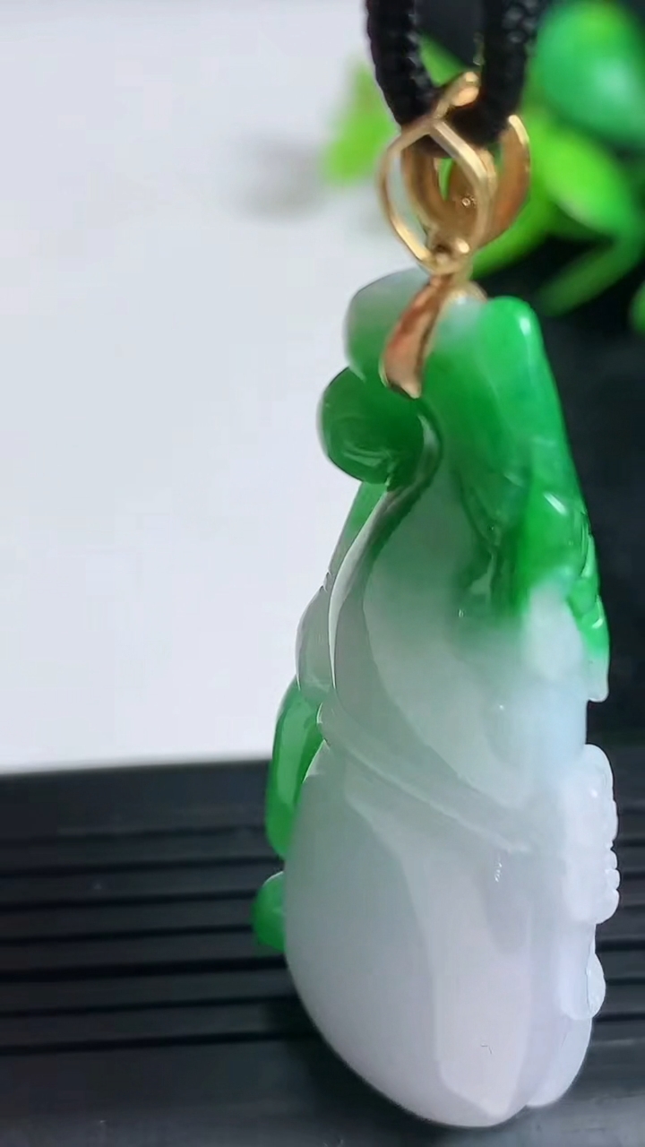 天然A货翡翠白菜吊坠尺寸45.7-18.5-10.8重量:15.84g
3月23日