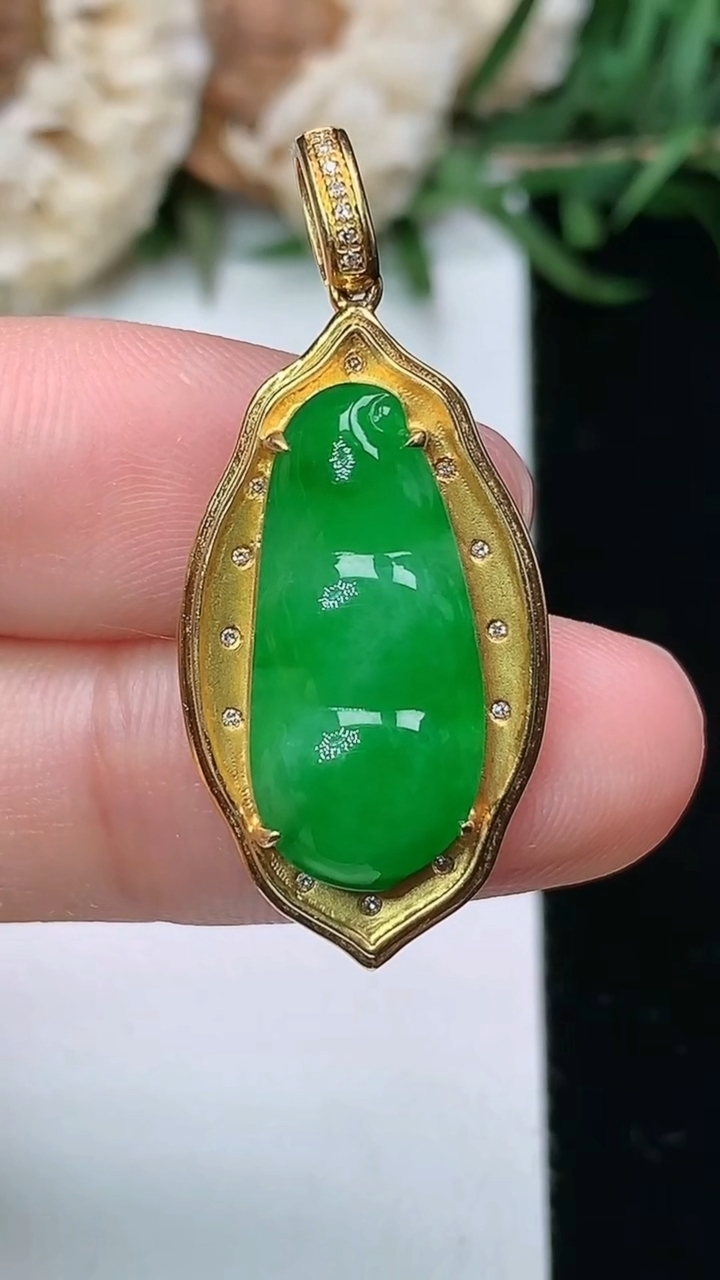 天然A货翡翠福豆吊坠，尺寸33.8-14.8-6.3，裸石19.7-8.9，重量:3.06g
3月2