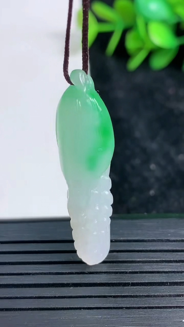 天然A货翡翠玉米吊坠尺寸39.3-11.3-8.8重量:6.08g
3月23日