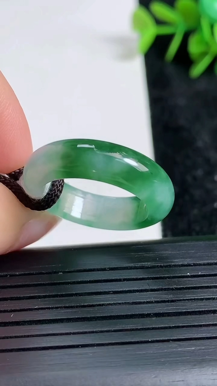天然A货翡翠指环戒指尺寸18.4-6.3-3.8重量:4.80g2026年3月23日
工厂直销收藏佳品,种好水足，色泽均匀，有种有色，上手高大气！