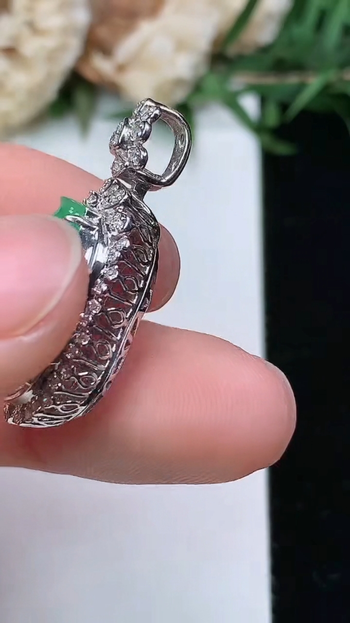 天然A货翡翠葫芦吊坠，尺寸28.3-15-11.2，裸石16.3-11.9
3月23日，重量:4.81g