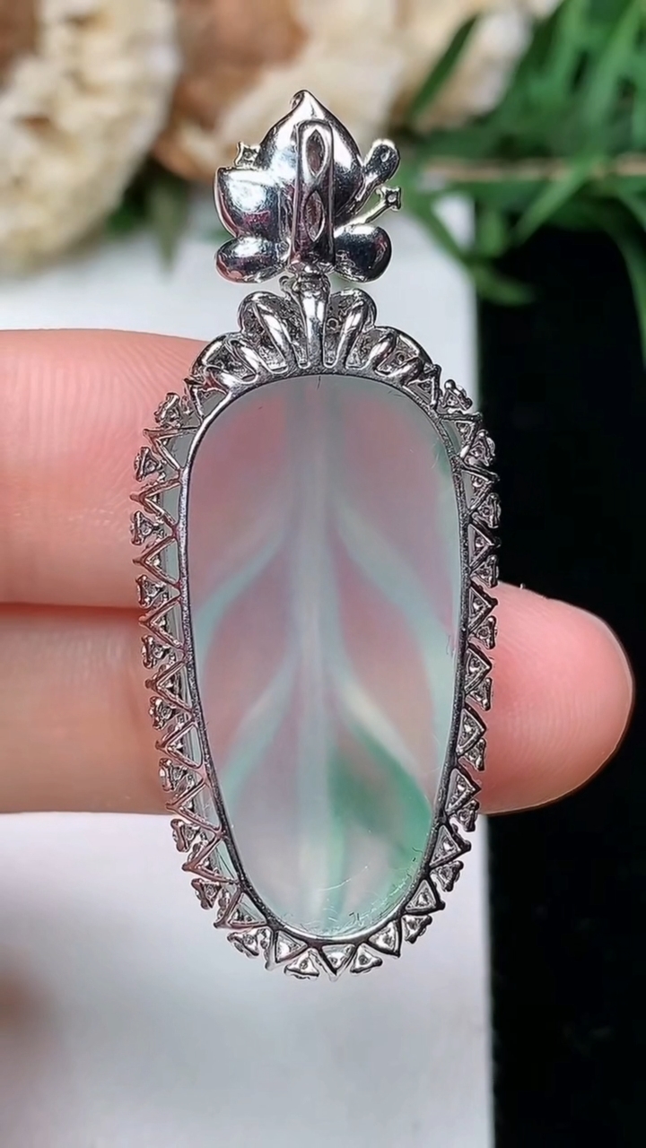 天然A货翡翠金枝玉叶 叶子吊坠，尺寸41.6-17.2-8，裸石27.2-14.7，重量:5.64g
3月23日