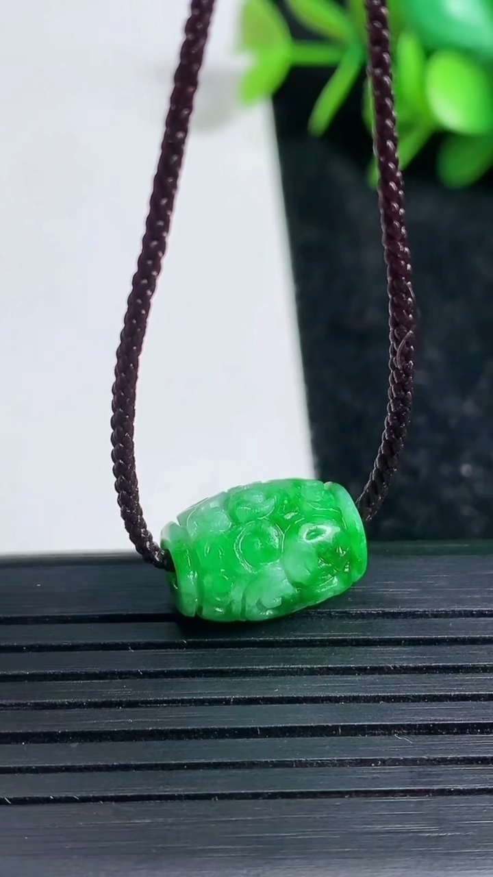 天然A货翡翠雕花路路通吊坠尺寸9.7-14.3重量:2.59g
3月23日