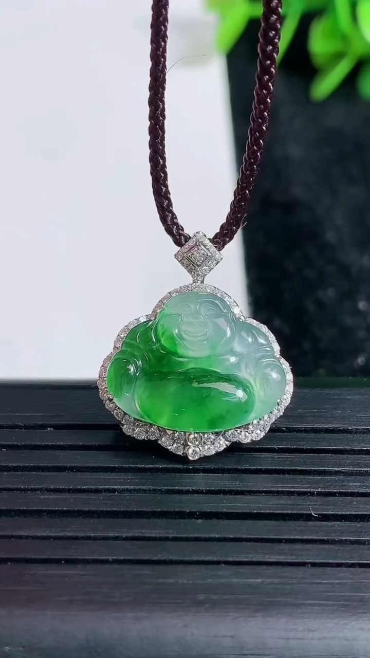 天然A货翡翠佛公吊坠尺寸22.6-19-7.8裸石13.5-17.1重量:2.61g
3月23日